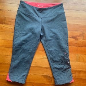 Woman Athletic Midway Leggings